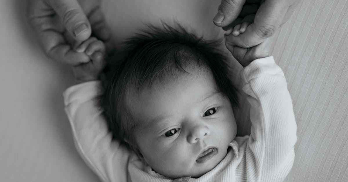 évaluez la croissance de votre bébé avec notre guide complet. découvrez les étapes clés du développement infantile, des repères de croissance aux conseils pour assurer un suivi de santé optimal.