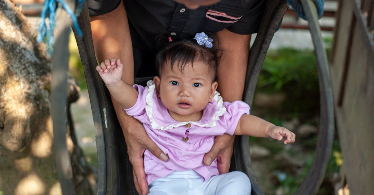 découvrez des conseils essentiels pour assurer la sécurité et le bien-être de votre bébé lors de sorties en extérieur. apprenez les précautions à prendre pour des moments agréables et sereins en famille.