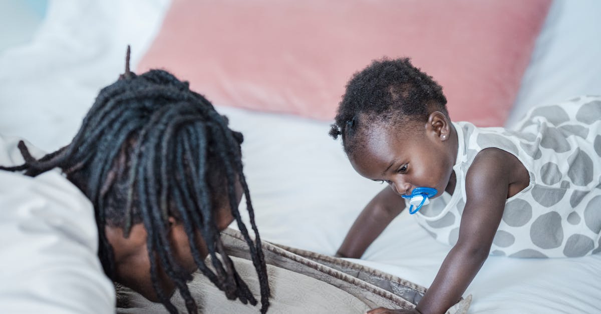 découvrez des conseils essentiels et des mesures de sécurité pour assurer la protection de votre bébé. apprenez comment prévenir les accidents domestiques et créer un environnement sûr pour votre enfant.