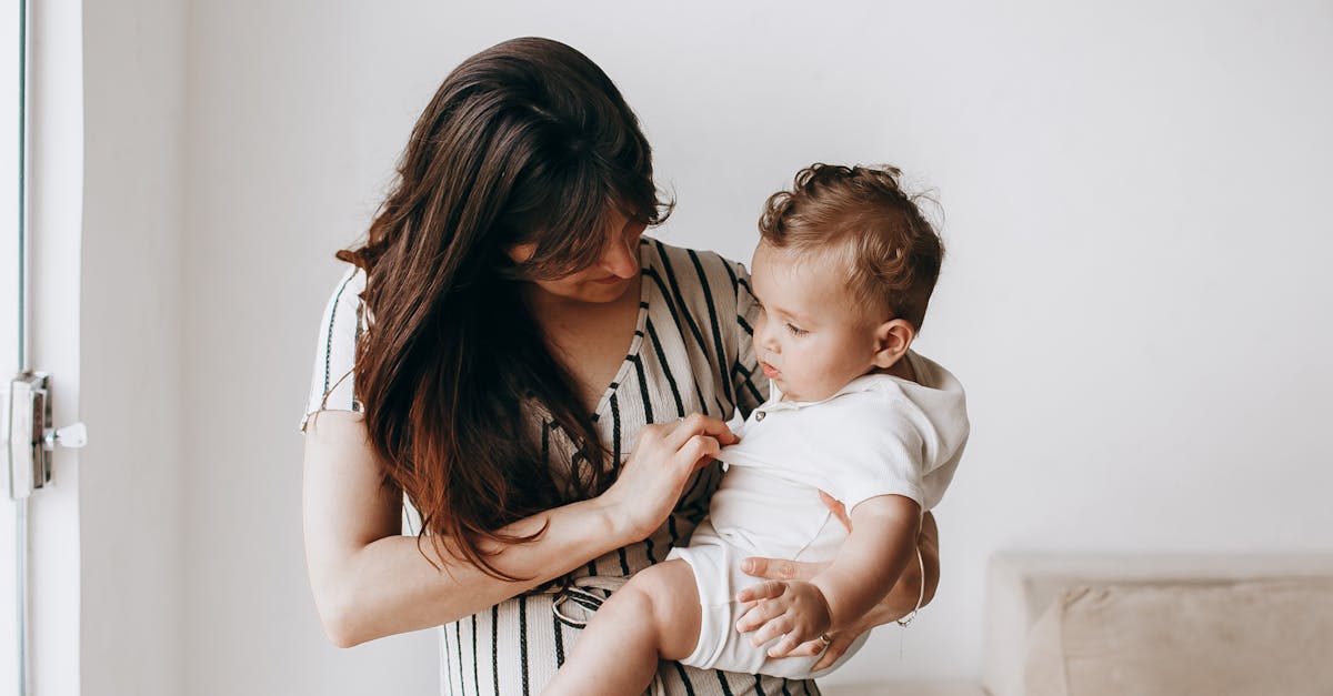 découvrez nos conseils essentiels pour garantir la sécurité de votre bébé à la maison et en déplacement. apprenez les meilleures pratiques et les équipements indispensables pour protéger votre enfant des dangers du quotidien.