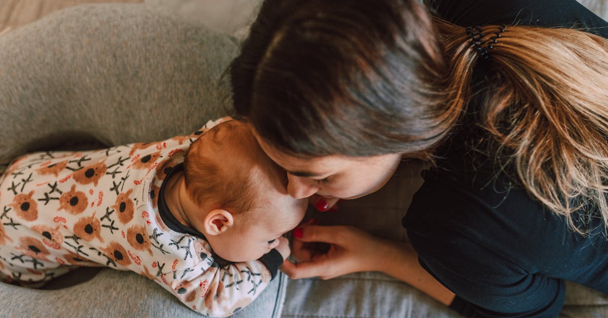 découvrez des conseils essentiels pour assurer la sécurité de votre bébé à la maison et à l'extérieur. apprenez comment prévenir les accidents et créer un environnement sans danger pour votre enfant.