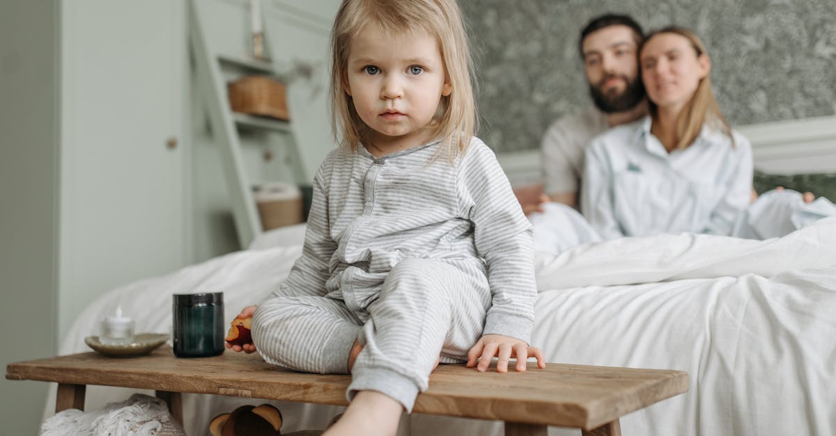 découvrez des conseils essentiels pour assurer la sécurité de votre bébé à la maison et à l'extérieur. apprenez comment protéger votre enfant des accidents courants et créez un environnement sûr et sain pour lui.