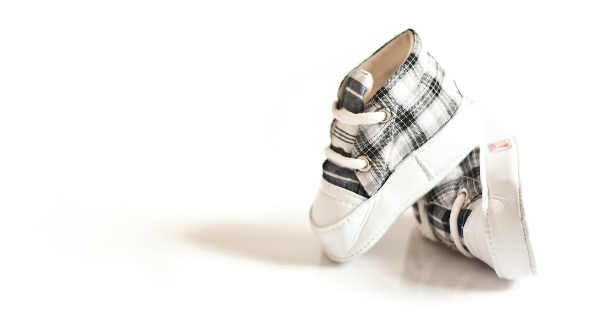 découvrez notre collection de chaussures pour bébés, alliant confort et style. idéales pour les premiers pas de votre petit, nos modèles sont conçus avec des matériaux doux et durables, garantissant un maintien optimal et un look tendance. faites le premier pas vers l'élégance et la sécurité avec nos chaussures pour bébés.