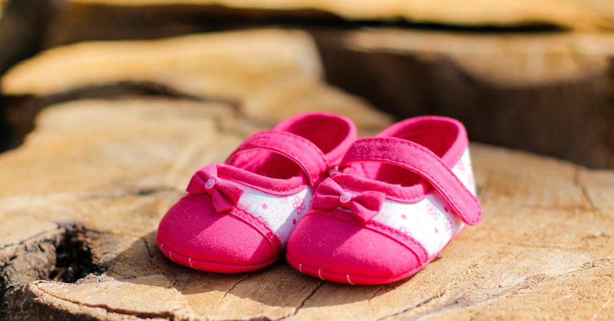 découvrez notre collection de chaussures pour bébés, alliant confort et style. idéales pour les premiers pas, nos modèles colorés et tendance garantissent à votre petit trésor un look adorable et une protection optimale.