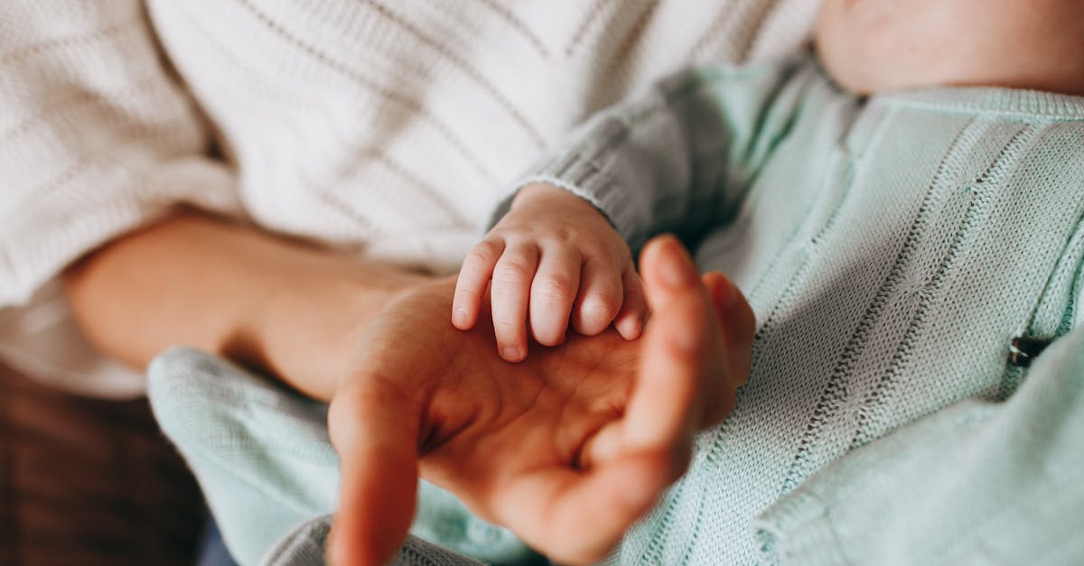 découvrez le sevrage diversifié pour bébé : conseils, astuces et recettes pour accompagner cette étape cruciale du développement de votre enfant. aidez votre petit à explorer de nouvelles saveurs et textures tout en assurant une alimentation saine et équilibrée.