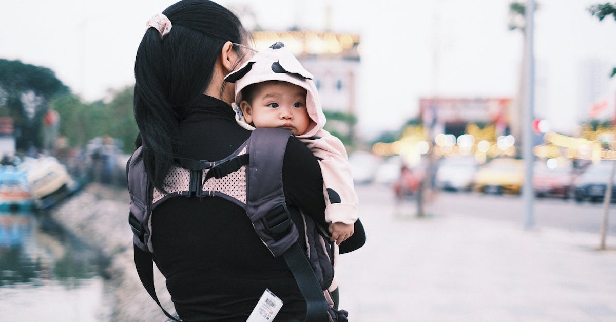 découvrez l'art du portage bébé avec notre guide sur le babywearing. apprenez les bienfaits du portage, les différentes techniques et les types de porte-bébés pour allier confort et proximité avec votre enfant.
