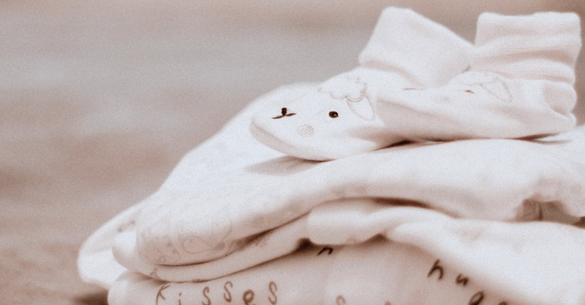 découvrez l'art du portage de bébé avec le babywearing. un moyen doux et pratique de garder votre enfant près de vous tout en facilitant vos déplacements. apprenez les bienfaits du portage physiologique, les différentes techniques et les conseils pour choisir le porte-bébé idéal.