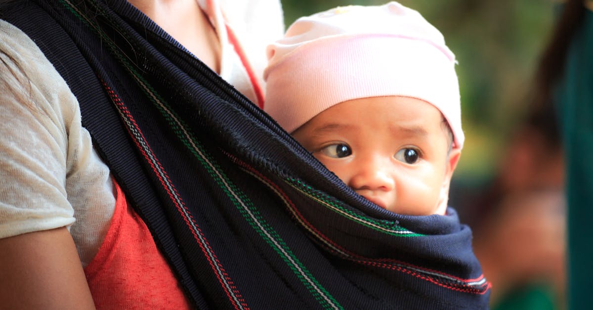 découvrez l'art du portage bébé avec nos conseils et astuces. apprenez à choisir le meilleur porte-bébé pour renforcer le lien avec votre enfant tout en profitant d'un confort optimal. explorez les avantages du babywearing pour vous et votre petit tout au long de cette belle aventure parentale.