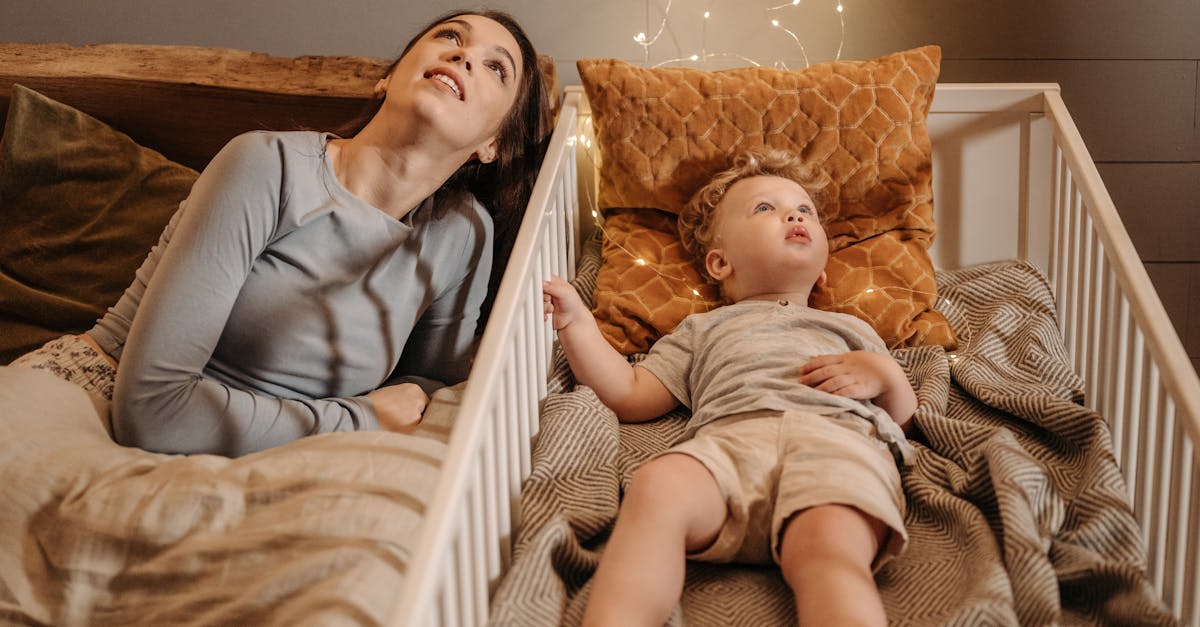 découvrez les risques associés au co-sleeping, une pratique de partage de lit avec votre bébé. informez-vous sur les dangers potentiels et les recommandations pour assurer un sommeil sécurisé et apaisant pour toute la famille.