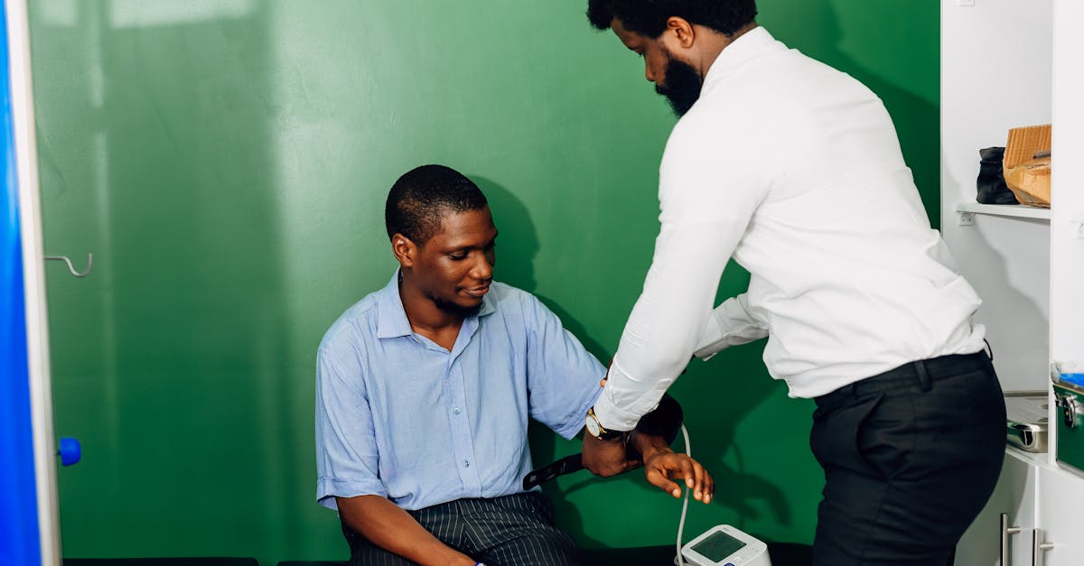 découvrez les essentiels des premiers secours : techniques de réanimation, soins des blessures, gestion des urgences et conseils pratiques pour sauver des vies. apprenez à réagir efficacement face à une situation d'urgence avec notre guide complet sur les premiers secours.