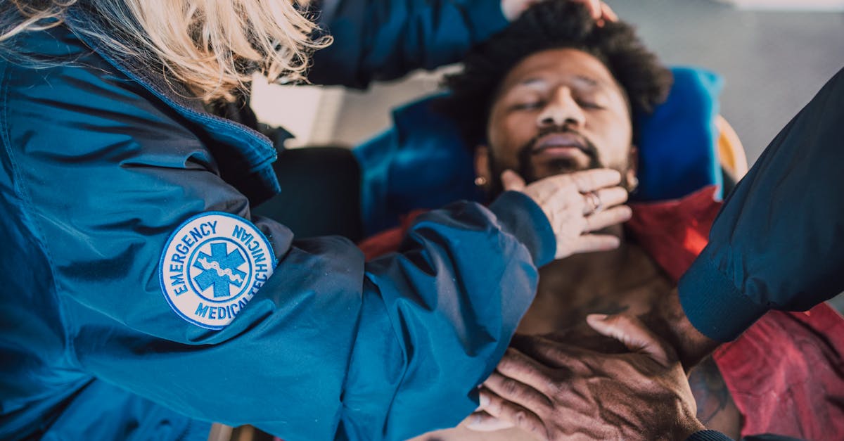 découvrez les essentiels des premiers secours : techniques, conseils pratiques et étapes essentielles pour réagir efficacement face à une urgence. apprenez à sauver des vies !
