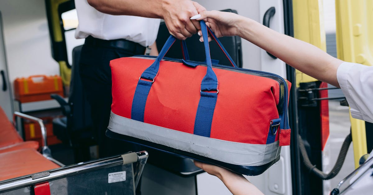 découvrez les bases des premiers secours avec notre guide complet. apprenez les techniques essentielles pour réagir efficacement en cas d'urgence et sauver des vies grâce à des conseils pratiques et des informations fiables.