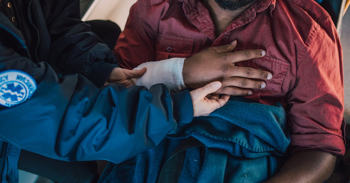 découvrez les essentiels des premiers secours : apprenez les gestes qui sauvent, comment réagir face aux urgences et les techniques de base pour assurer la sécurité de vous-même et des autres.