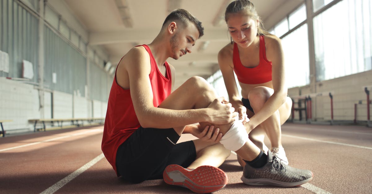 découvrez l'essentiel des premiers secours : apprenez à réagir face à une urgence, à prodiguer les gestes qui sauvent et à assurer la sécurité des blessés. informations pratiques et conseils pour maîtriser les premiers secours.