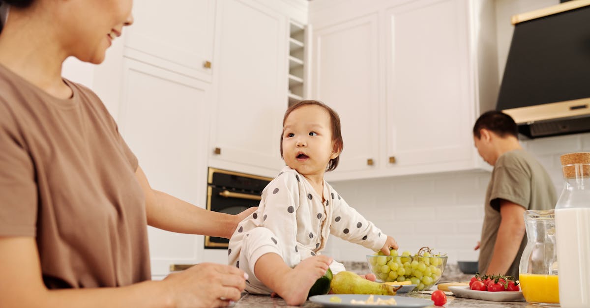 découvrez tout ce qu'il faut savoir sur la nutrition infantile, des conseils essentiels pour assurer un développement sain à votre bébé, aux meilleures pratiques alimentaires pour chaque étape de sa croissance.
