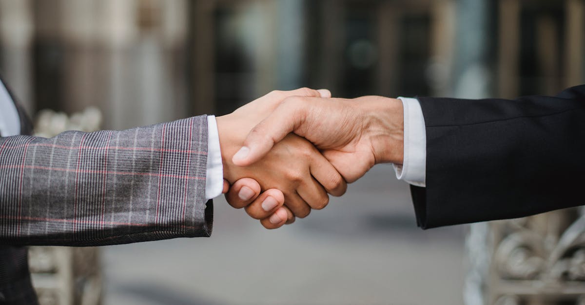 découvrez les bases des solides dans notre introduction captivante. apprenez leur définition, leurs propriétés fondamentales et leur importance dans notre monde. explorez les différents types de solides et leur rôle dans la science et l'ingénierie.