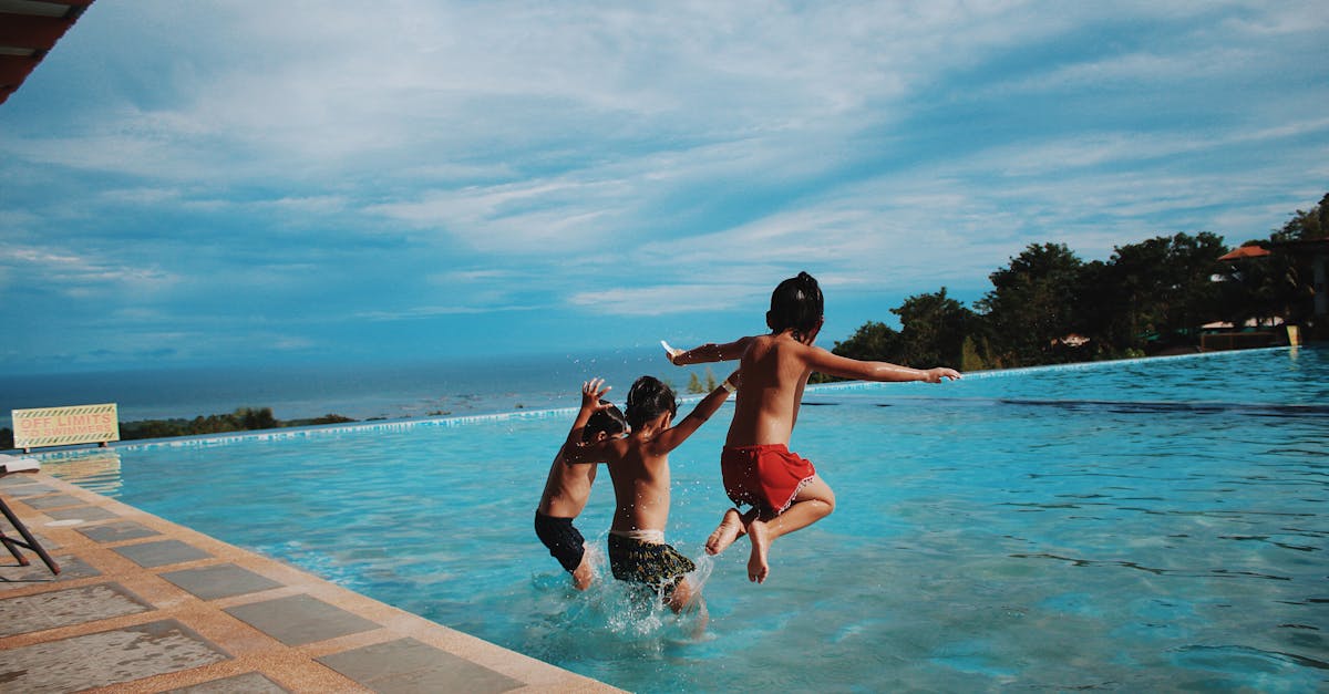 découvrez des jeux d'eau amusants et sûrs pour les bébés ! stimulez le développement sensoriel de votre petit tout en lui offrant des moments de plaisir aquatique. parfait pour les journées ensoleillées et les aventures d'été.