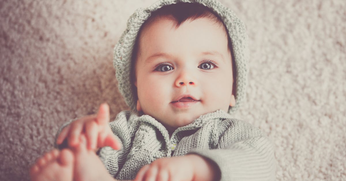 découvrez notre collection de vêtements d'hiver pour bébés, alliant confort et style. gardez votre petit au chaud avec des matériaux doux et respirants, tout en lui permettant de bouger librement. parfaits pour les sorties en famille ou les journées à la maison, nos ensembles sont indispensables pour la saison froide.
