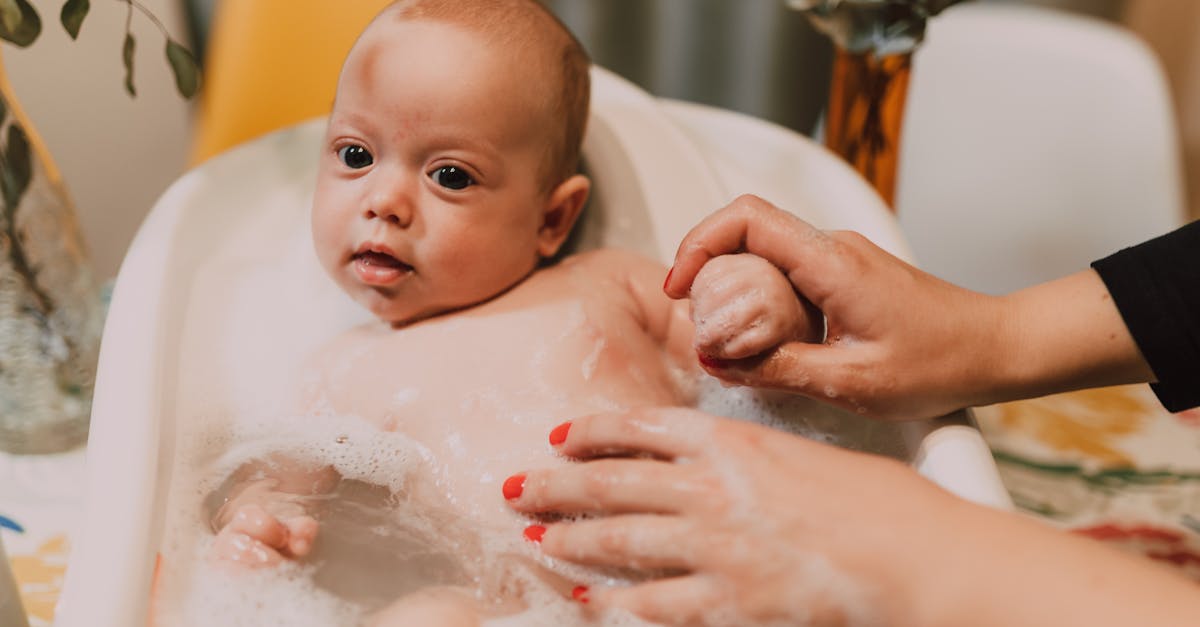 découvrez les meilleures pratiques pour assurer la sécurité de votre bébé dans un porte-bébé. apprenez à choisir le bon modèle, à l'utiliser correctement et à respecter les normes de sécurité pour transporter votre enfant en toute sérénité.