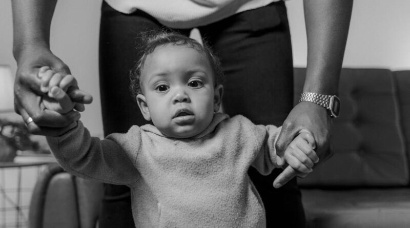 découvrez les différentes étapes du développement de votre bébé, de la naissance à la première année. apprenez comment stimuler ses capacités sensorielles, motrices et cognitives tout au long de cette période cruciale.