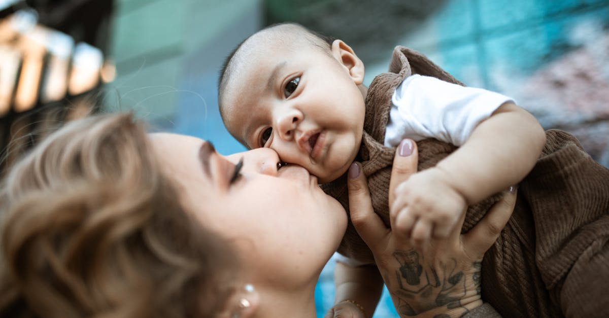 découvrez des idées adorables de coiffures pour bébés ! qu'il s'agisse de chignons mignons, de tresses délicates ou de coupes simples et pratiques, trouvez l'inspiration pour sublimer la tête de votre petit trésor tout en assurant confort et style.