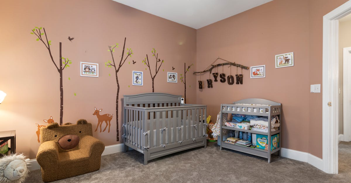 découvrez des conseils pratiques et des astuces pour organiser la chambre de votre bébé de manière efficace. créez un espace fonctionnel et agréable qui facilite la vie quotidienne des parents et le développement de votre enfant.