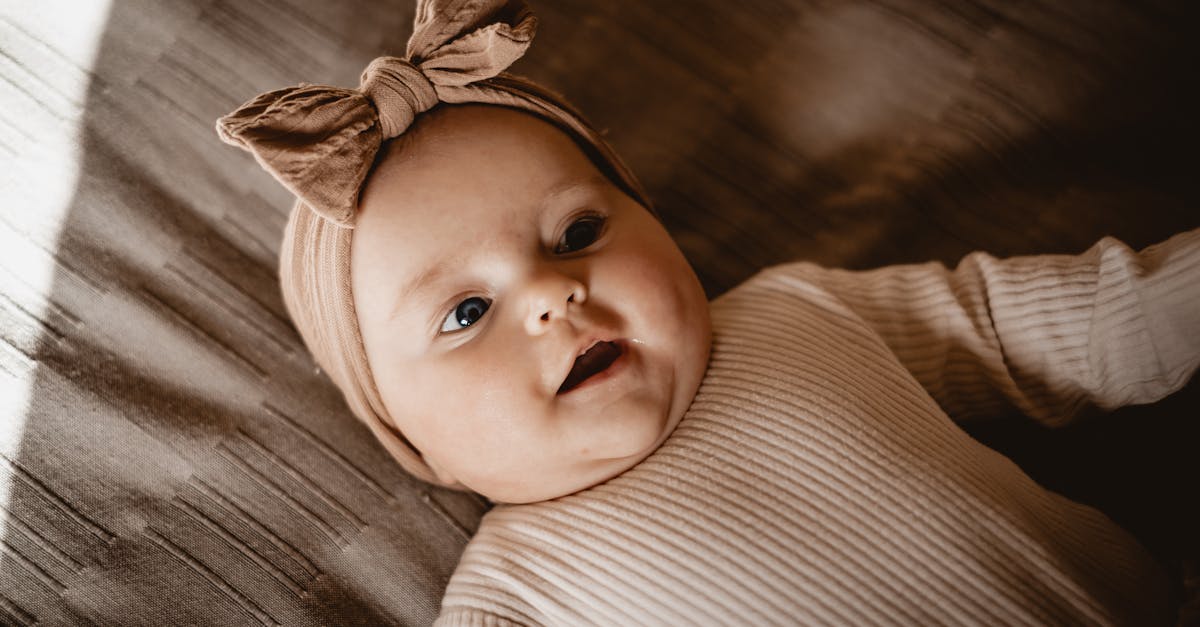 découvrez l'art de la photographie bébé avec des portraits adorables et intemporels. capturez les moments précieux de votre petit trésor et créez des souvenirs inoubliables grâce à notre expertise en photographie, entièrement dédiée aux nouveau-nés et aux jeunes enfants.