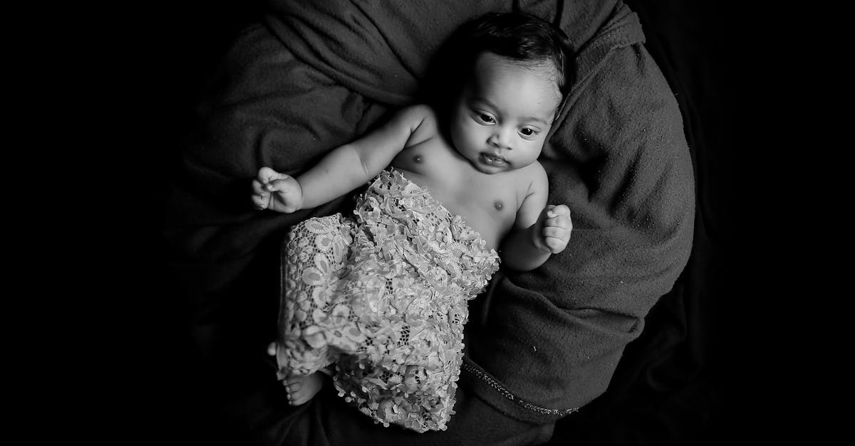 découvrez l'art de la photographie de bébés avec nos séances photo délicates et créatives. immortalisez les précieux moments de votre tout-petit dans un cadre chaleureux, avec des poses adorables et des accessoires charmants. capturez des souvenirs inoubliables lors de cette étape magique de la vie.