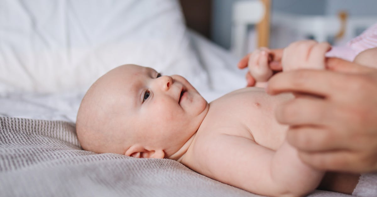 découvrez les meilleures astuces et produits pour prendre soin de la peau délicate de votre bébé. notre guide complet sur les soins de la peau des nourrissons vous aidera à garder la peau de votre enfant douce, saine et protégée.