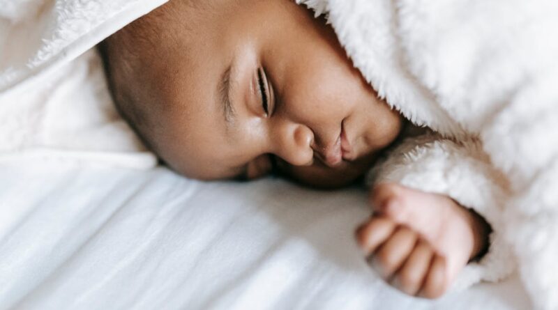 découvrez les différentes phases de sommeil des bébés : apprenez à reconnaître les cycles de sommeil de votre enfant pour favoriser un meilleur repos.