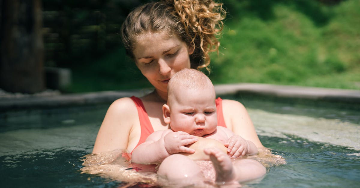 découvrez les bienfaits de la natation pour bébé ! apprenez les techniques sécurisées et amusantes pour initier votre enfant à l'eau dès son plus jeune âge. favorisez son développement physique et social tout en partageant des moments inoubliables en famille.