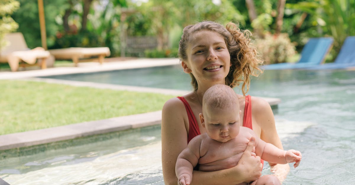découvrez les bienfaits de la natation pour les bébés ! apprenez comment initier votre enfant à l'eau en toute sécurité avec des conseils pratiques et des activités amusantes pour favoriser son développement aquatique.