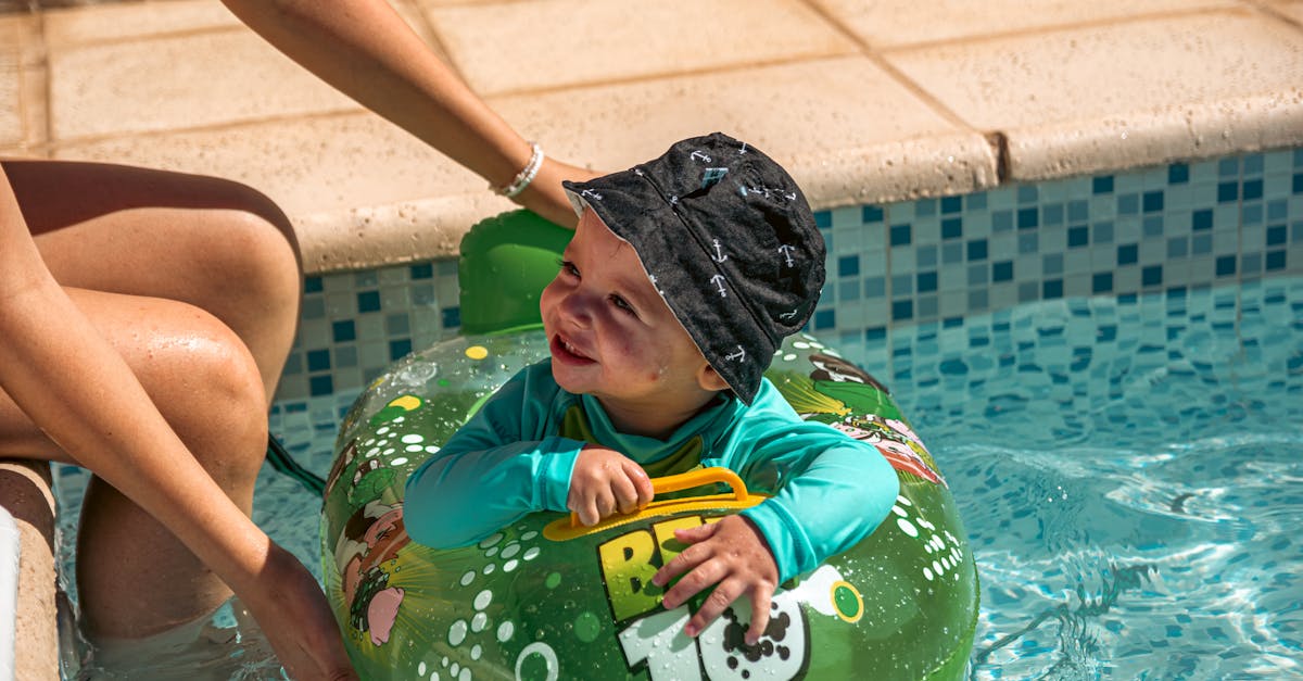 découvrez les bienfaits de la natation pour bébés ! apprenez à initier votre enfant à l'eau de manière ludique et sécurisée, tout en favorisant son développement physique et sensoriel. rejoignez-nous pour des cours adaptés à chaque âge et profitez d'un moment complice avec votre petit.