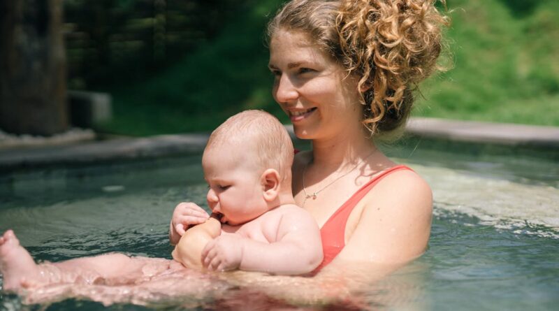 découvrez les bienfaits de la natation pour bébés ! initiez votre petit à l'eau dans un environnement sûr et amusant. apprenez des techniques essentielles tout en renforçant les liens familiaux. inscrivez-vous dès maintenant pour une expérience aquatique inoubliable !