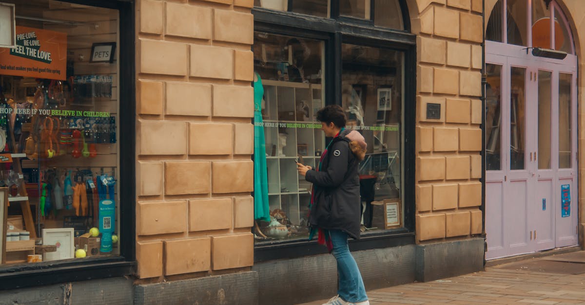 découvrez l'art du portage de bébé avec le babywearing. apprenez les différentes techniques et bienfaits pour vous et votre enfant, tout en favorisant le lien et la proximité. idéal pour les parents souhaitant allier confort et praticité au quotidien.