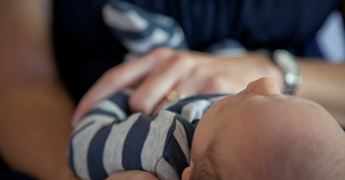 découvrez l'art du portage bébé avec nos conseils pratiques et nos techniques variées. le babywearing favorise le lien parent-enfant tout en offrant confort et mobilité aux jeunes parents. explorez les différents types de porte-bébés et apprenez à les utiliser efficacement pour un moment de tendresse et de complicité.