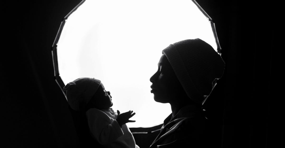 découvrez l'art du portage de bébé avec nos conseils et astuces sur le babywearing. apprenez à choisir le porte-bébé idéal pour favoriser le lien parent-enfant tout en offrant confort et sécurité à votre petit.