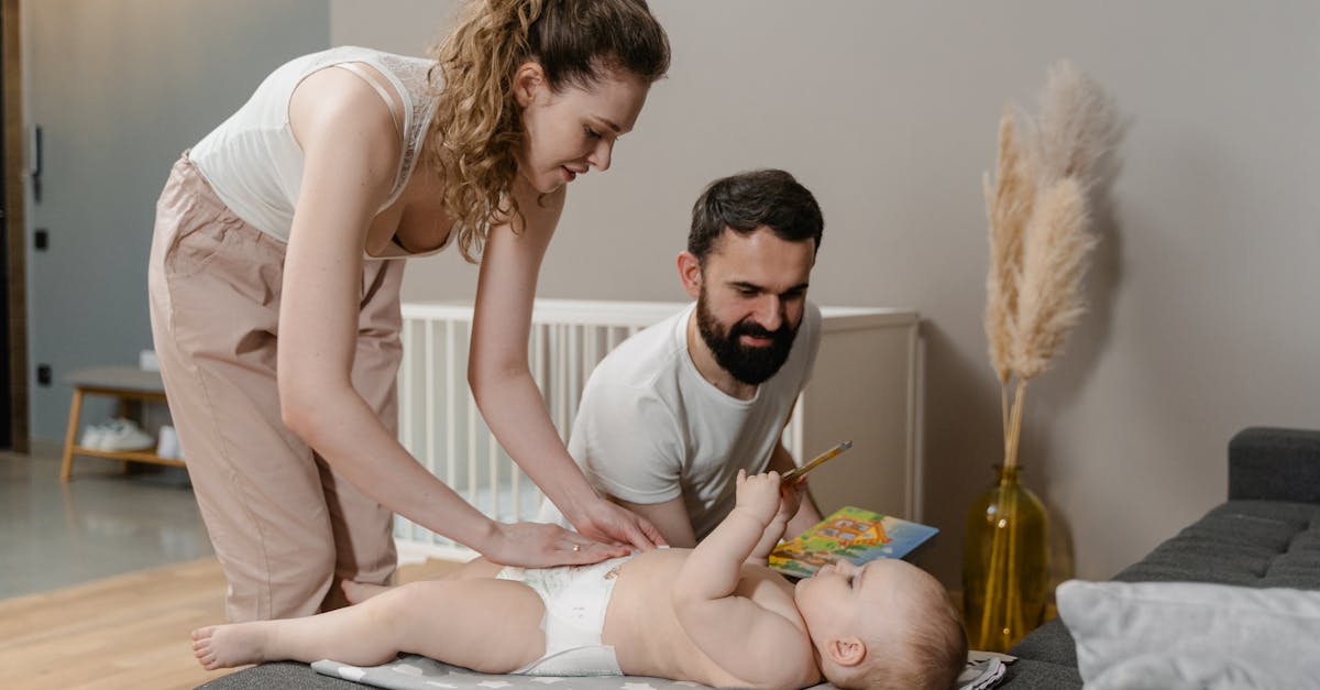 découvrez nos conseils pratiques pour un changement de couche efficace et en douceur. apprenez les étapes essentielles, les astuces pour éviter les fuites et garantir le confort de votre bébé lors de chaque change.