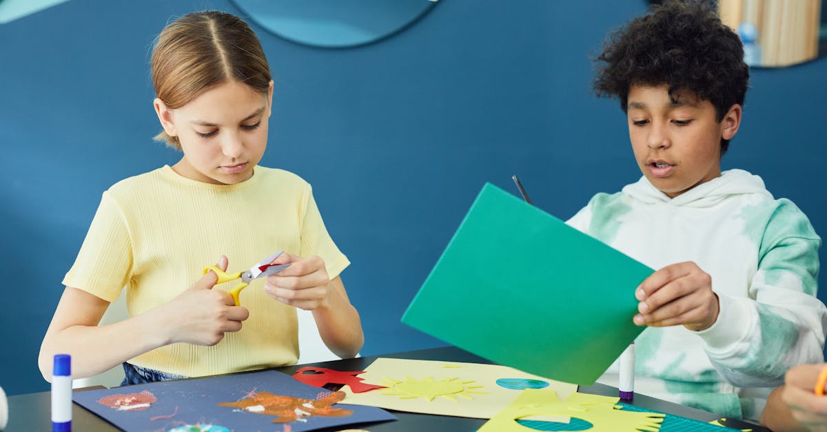 découvrez l'importance des compétences motrices fines pour le développement des enfants. apprenez comment stimuler leur coordination et précision à travers des activités ludiques et éducatives.