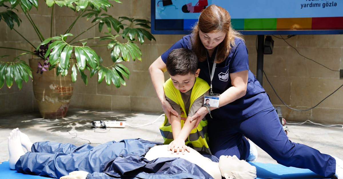 découvrez les bases des premiers secours : apprenez à réagir en cas d'urgence, à administrer les soins nécessaires et à sauver des vies. formations, conseils pratiques et techniques de secourisme adaptées à tous.