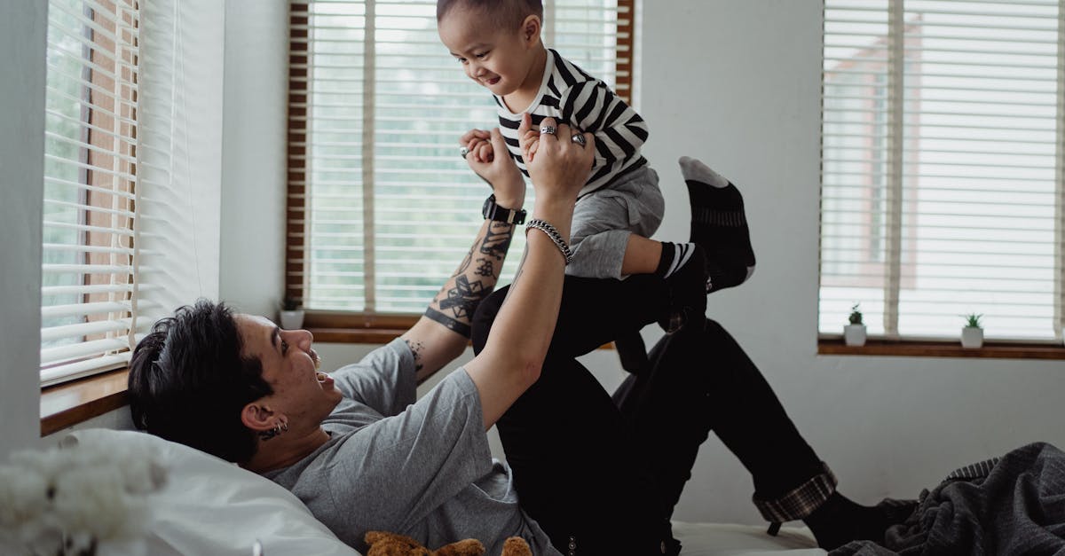 découvrez le concept de parentalité neutre en matière de genre, qui encourage l'éducation des enfants sans stéréotypes de genre. apprenez à promouvoir l'égalité, la liberté d'expression et le respect des identités diverses tout en favorisant le développement émotionnel et social de votre enfant.