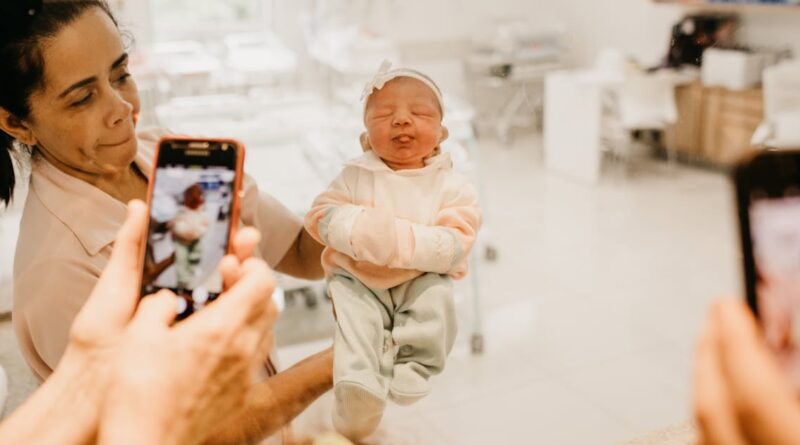 découvrez les essentiels pour le soin des nouveau-nés : conseils pratiques, astuces et recommandations pour assurer le bien-être et la santé de votre bébé dès ses premiers jours.