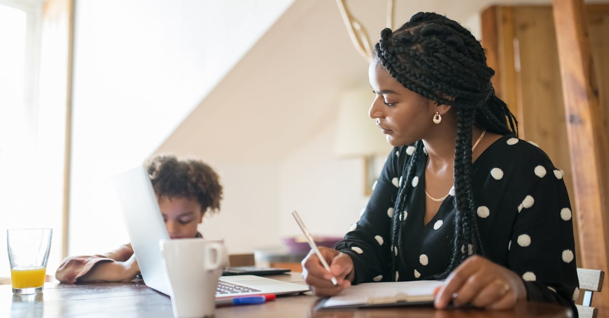 découvrez comment gérer le stress lié à la parentalité avec des conseils pratiques et des stratégies efficaces pour favoriser un environnement familial sain et serein.