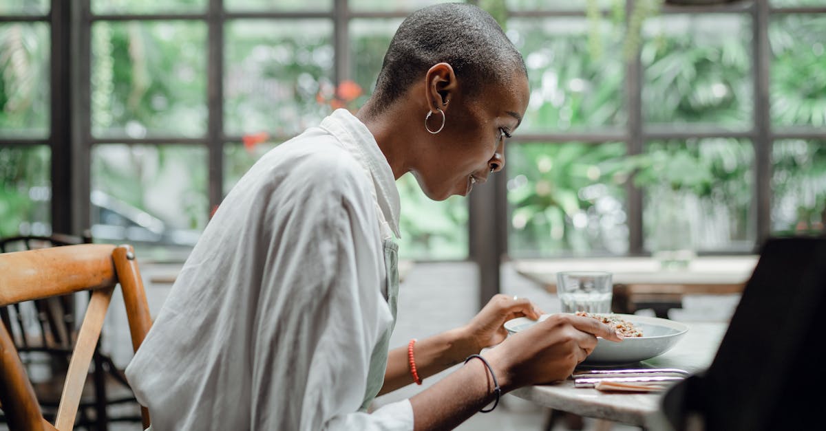 découvrez comment adopter des habitudes alimentaires positives pour améliorer votre santé et votre bien-être. apprenez des astuces simples pour intégrer des choix nutritifs dans votre quotidien et cultiver une relation saine avec la nourriture.