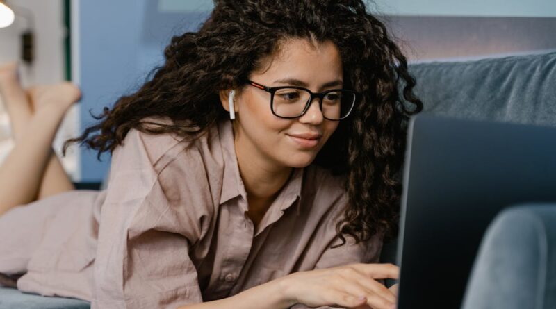 découvrez tout ce que vous devez savoir sur le temps d'écran : ses effets sur la santé, les recommandations pour les enfants et les adultes, ainsi que des conseils pour gérer votre utilisation des appareils. restez informé et apprenez à équilibrer votre temps passé devant les écrans.