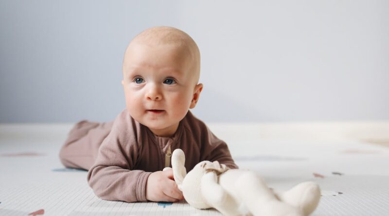 découvrez l'importance du 'tummy time' pour le développement de votre bébé. apprenez des astuces et des activités pour rendre ce moment amusant et bénéfique, favorisant le renforcement musculaire et la coordination.
