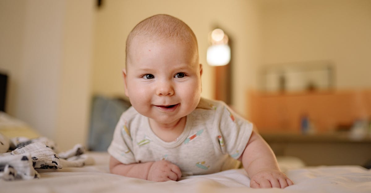 découvrez l'importance du 'tummy time' pour le développement de votre bébé. apprenez des exercices simples et des conseils pratiques pour renforcer ses muscles et stimuler sa motricité, tout en s'amusant pendant ses moments de jeu sur le ventre.