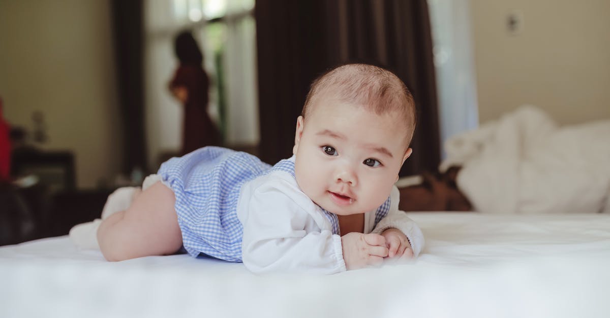 découvrez l'importance du tummy time pour le développement de votre bébé. apprenez des techniques simples et des conseils pour rendre ce moment agréable et bénéfique pour votre nourrisson. stimulez son éveil et ses capacités motrices avec des activités adaptées.